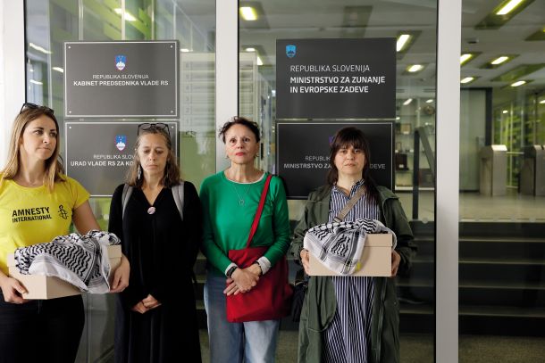 Štirinajst nevladnih organizacij in kolektivov je 15. maja vladi predalo peticijo s 5.285 podpisi, naj se Slovenija pridruži tožbi Južne Afrike proti Izraelu na Meddržavnem sodišču zaradi genocida v Gazi. Na fotografiji so (od leve proti desni): Taja Premk (Amnesty International), Barbara Vodopivec (Gibanje za pravice Palestincev), Draga Potočnjak (Gladovna stavka za Palestino) in Nataša Posel (Amnesty International).