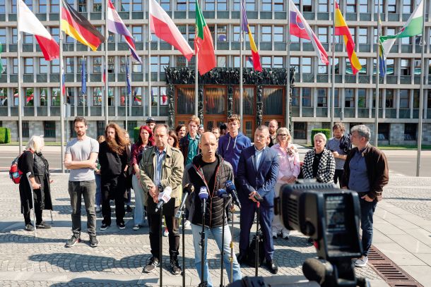 Predstavniki nekaterih sindikatov in civilnodružbenih organizacij so vladnim politikom zagrozili z referendumom, če ne bodo spremenili pokojninske reforme. Zahtevajo krajšo delovno dobo in višje pokojnine. Upornike vodi generalni  sekretar Sindikata poklicnega gasilstva Slovenije David Švarc, kandidat za novega predsednika ZSSS.