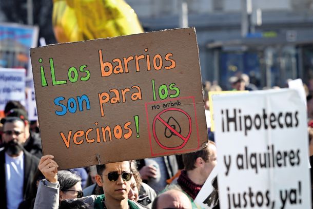 »Soseske so za sosede, brez Airbnb« – napis na transparentu med demonstracijami v Madridu 