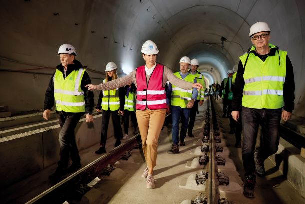 Trideset odstotkov investicije v drugi tir bodo po novem izdatki za obrambo. (Na fotografiji ministrica Alenka Bratušek med ogledom gradnje predora na progi Koper–Divača)