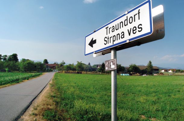 Strpna Avstrija – dvojezični krajevni napis
