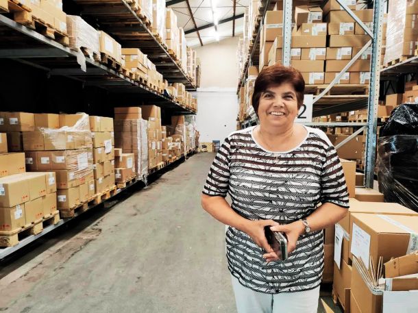Herta Kosmina v enem od skladišč podjetja Biostile /