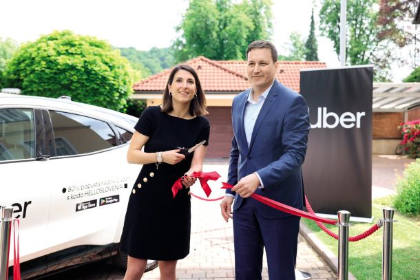 Vodja Uberja na Hrvaškem in zdaj tudi v Sloveniji Morena Šimatić in podžupan ljubljanske občine Boštjan Koritnik in nekdanji minister za javno upravo v Janševi vladi ob slavnostnem začetku na dvorišču rezidence ameriške ambasade