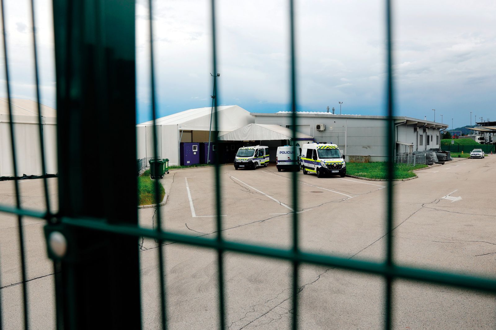 Registracijski center za obravnavo tujcev na Obrežju, ki že dlje časa bolj kot ne sameva, saj je letošnji migracijski tok le tretjino lanskoletnega, pa že ta ni bil. visok