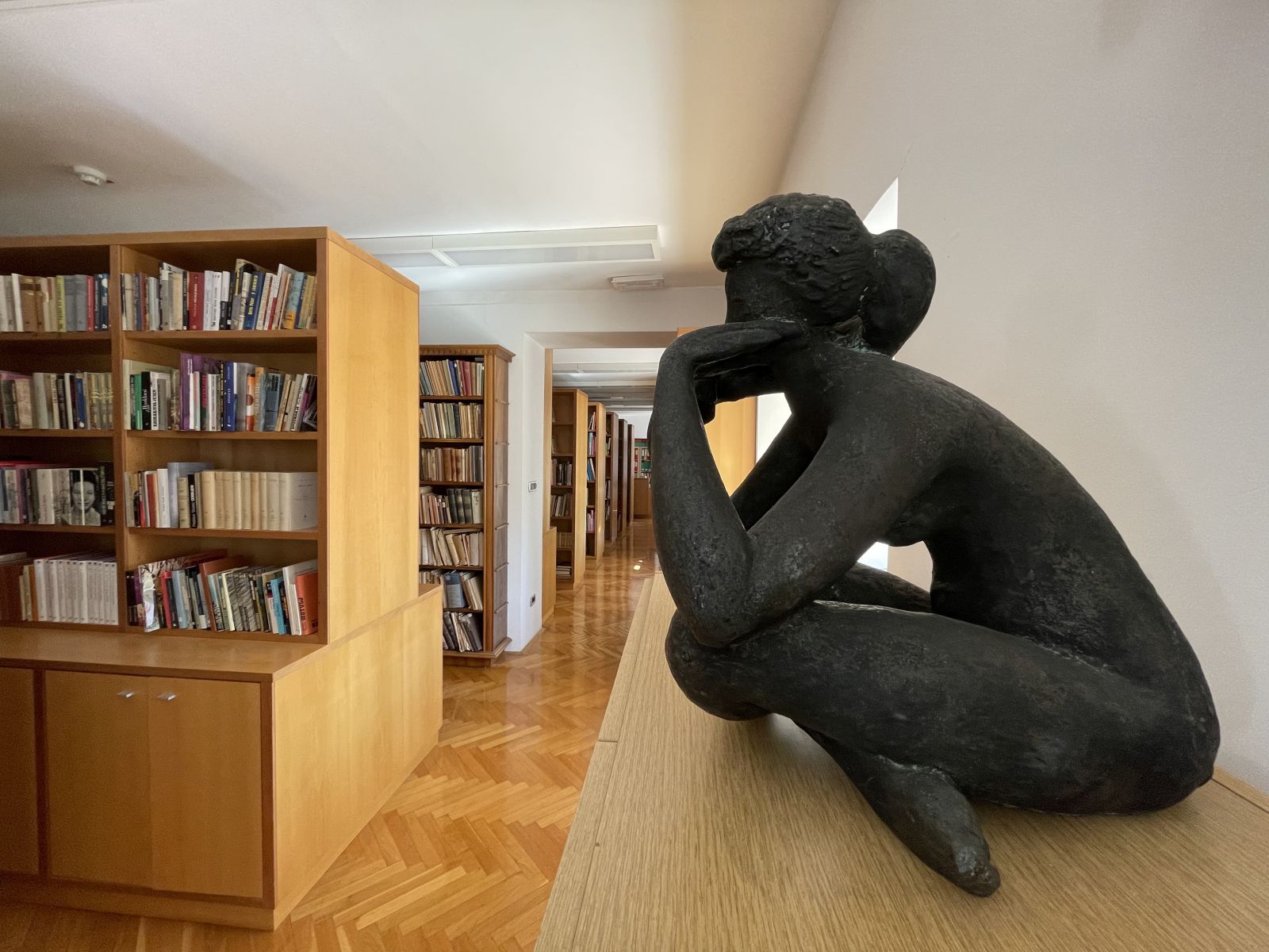 Knjižnica Muzeja novejše zgodovine Slovenije s kipom Stojana Batiča Deklica s pikapolonico