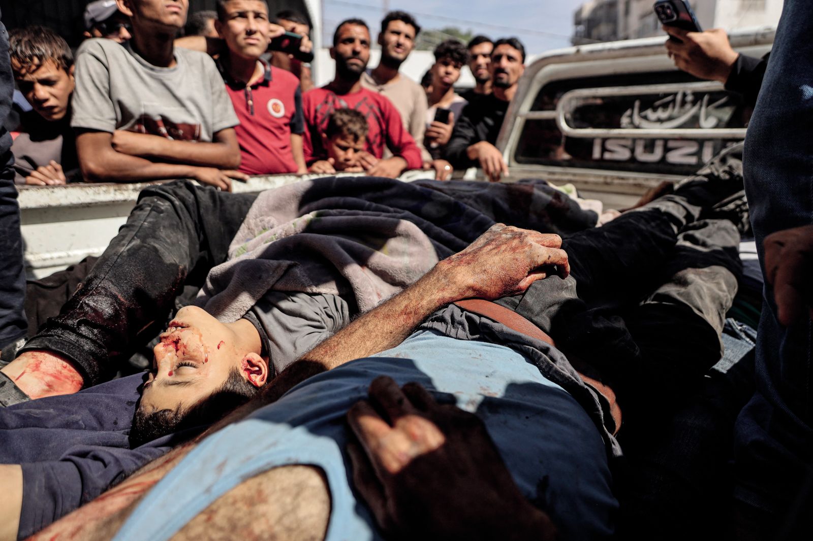 Po podatkih zdravstvenega ministrstva v Gazi je izraelska vojska doslej ubila več kot 54 tisoč Palestincev, več kot 120 tisoč jih je bilo ranjenih.