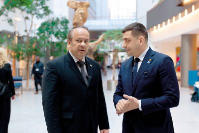 V družbi pravih dedcev: Branko Grims in kandidat skrajne desnice na romunskih predsedniških volitvah, George Simion, ki je znan po tem, da je eni od poslank javno zabrusil: »Posilil te bom, prasica.« 