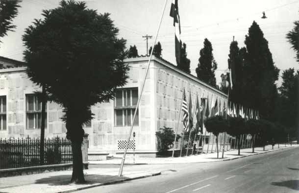 Pročelje Moderne galerije z zastavami (v času I. mednarodne grafične razstave), 1955