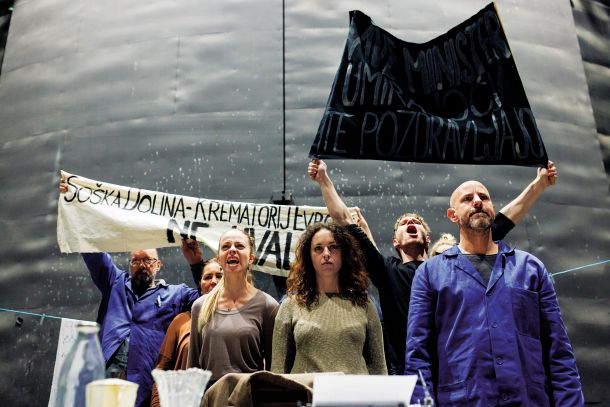 Kot pravi režiser predstave Anhovo Žiga Divjak, je bilo zanj pri snovanju uprizoritve najbolj navdihujoče, kako so krajani Anhovega vedno znova zmogli obrniti svojo ’nemoč’ v primerjavi s cementarno v pogum, v delovanje, v vztrajanje. Vztrajali so in vedno znova se je izkazalo, da imajo prav. 