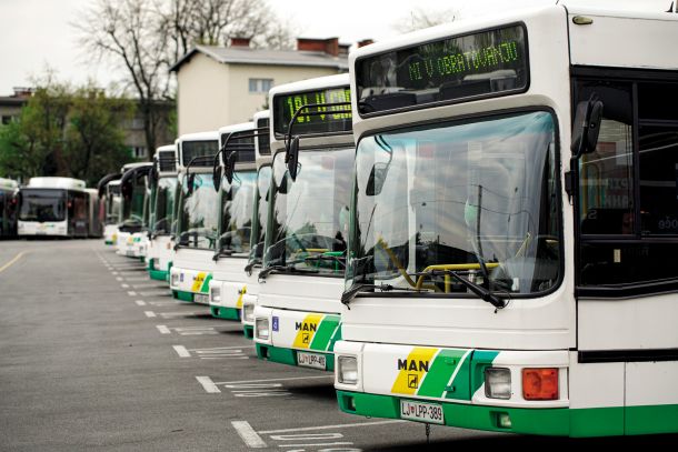 Močno žalosti, da se je v Ljubljani kar za tretjino zmanjšal delež uporabnikov javnega potniškega prometa, saj znaša le še dobro desetino vseh, leta 2013 je bil ta delež 13,6 odstotka. 