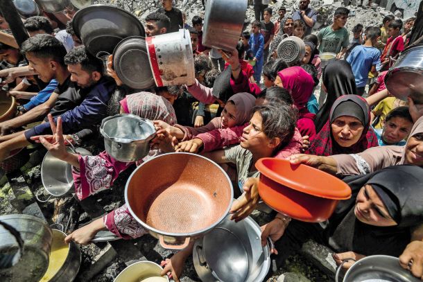 Izrael je 10 tednov blokiral humanitarno pomoč v Gazi. Izraelska oblast je poskušala dobesedno do smrti izstradati palestinsko prebivalstvo. 