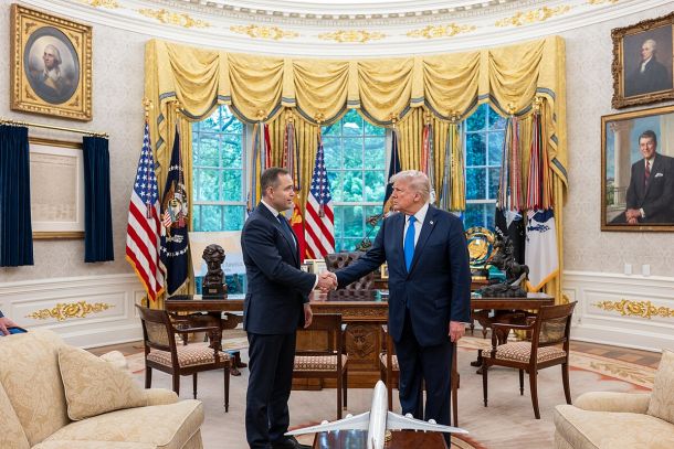 Ameriški predsednik Donald Trump in novoizvoljeni poljski predsednik Karol Nawrocki v Beli hiši 1. maja, ko je bil še kandidat
