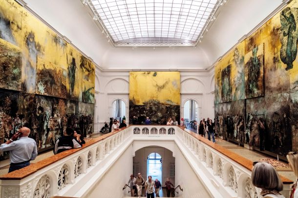 Na razstavi Anselma Kieferja v muzeju Stedelijk tudi njegovo najnovejše delo (2024), ki je hkrati osrednje, monumentalno, saj zavzame celotno stopnišče muzeja, opozarja na vojne, nasilje in temne plati človeške nravi: spodnji deli ustvarjajo občutek nelagodja in strašljivosti, zgornje figure pa so umeščene v pozlato, simbol (ne)doseženega ideala.