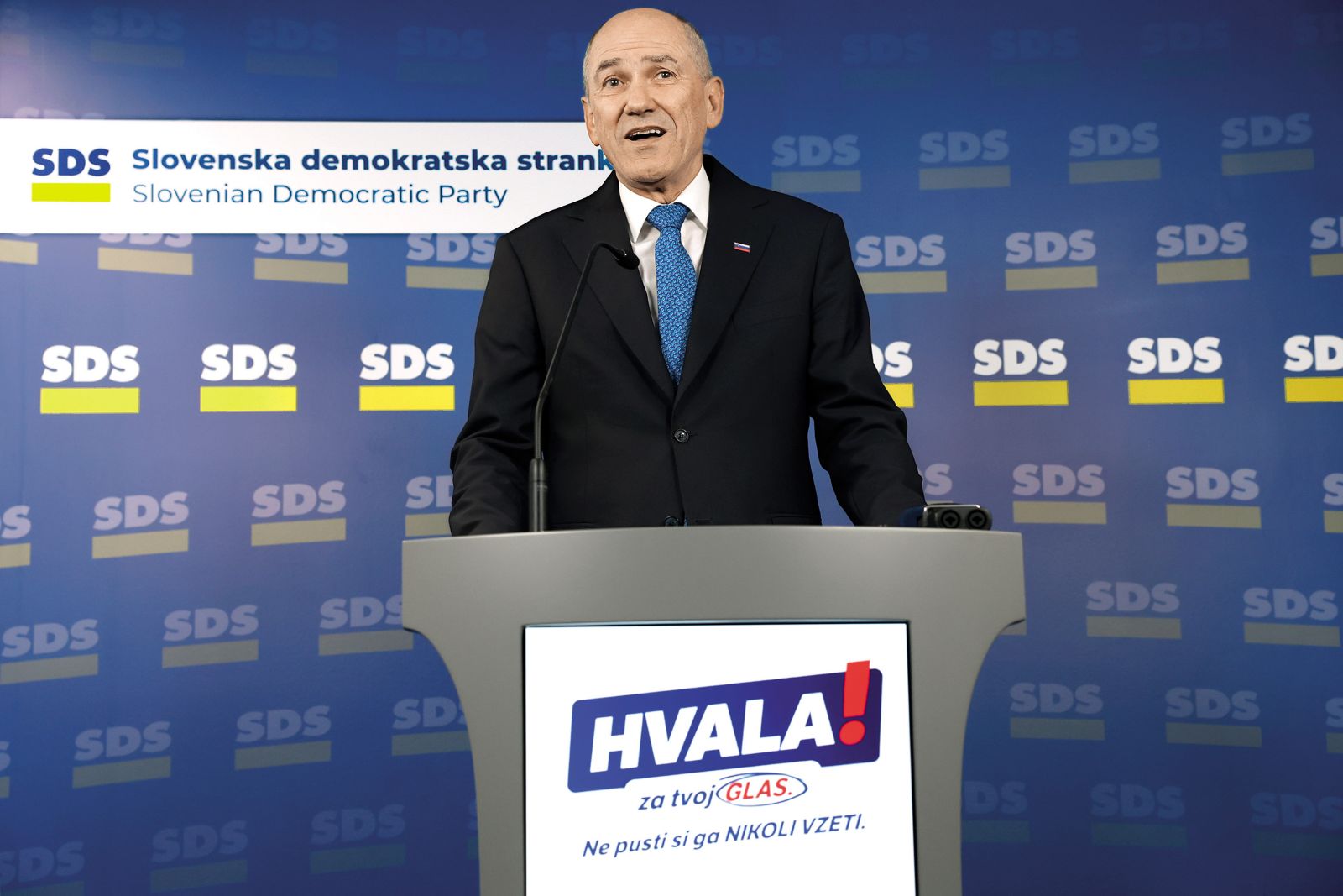 Goljufanje? Državna volilna komisija je namreč na dan glasovanja prejela prijavi dveh volivcev, ki sta zatrjevala, da so ju v času glasovanja člani SDS opozorili, da se še nista udeležila referenduma in naj to vendarle storita. (na fotografiji zadovoljni Janez Janša po objavi rezultatov referenduma) /