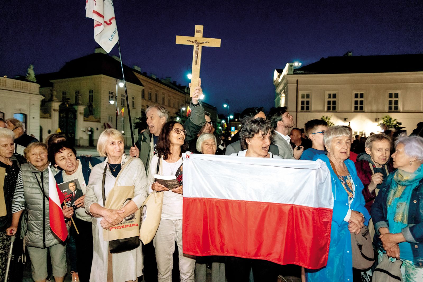 Privrženci novega predsednika Poljske Karola Nawrockega pred predsedniško palačo v Varšavi