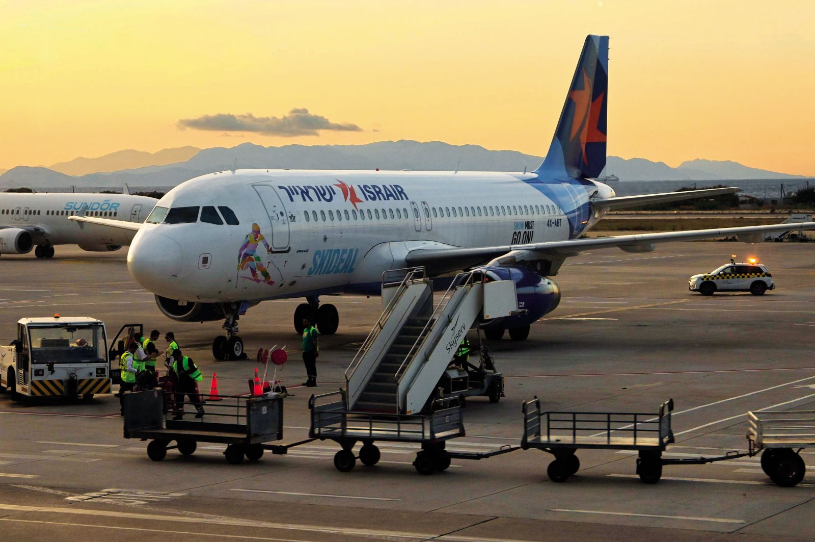 Letalo družbe Israir Airlines na letališču Rodos v Grčiji.