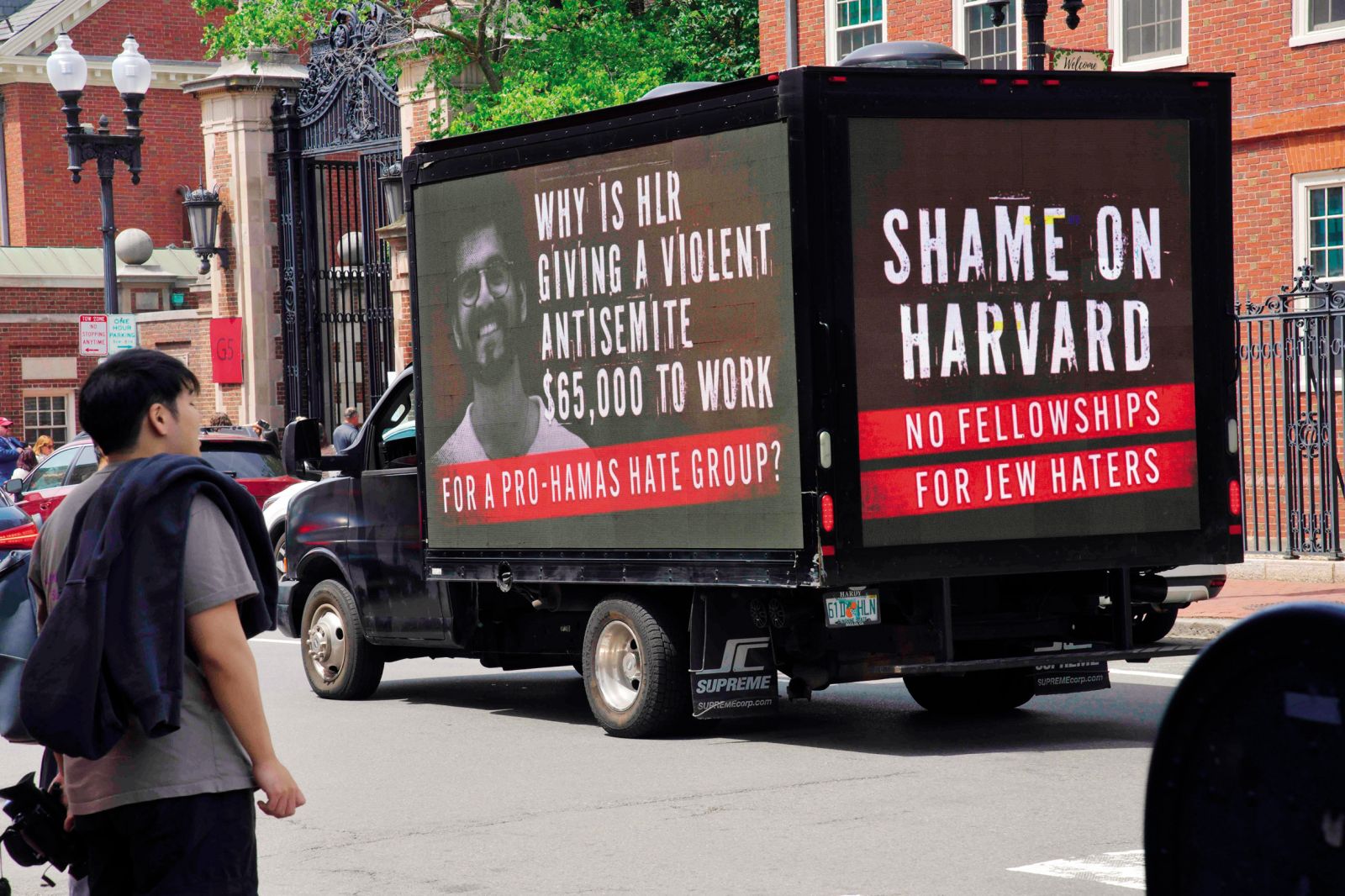 Kamion z napisi proti Harvardu in za Trumpa v bližini univerze. 