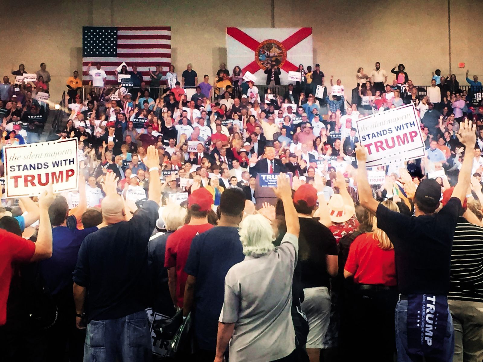 Donald Trump, tako občutljiv za antisemitizem, je leta 2016 na predvolilnem shodu v Orlandu svoje volivce pozval, naj stegnejo roke in prisežejo, da bodo glasovali zanj. Trumpovi feni so stali tam in prisegali in stegovali roke in zighajlali.