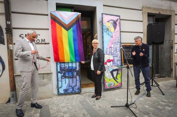 Razkritje mavrične zastave pred mariborsko knjigarno 