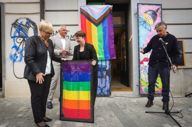 Nataša Pirc Musar pred mavrično zastavo v Mariboru