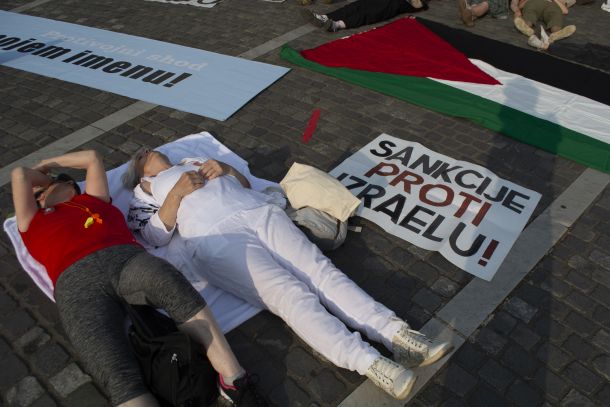 Protest Obležimo za Palestino na Prešernovem trgu v Ljubljani