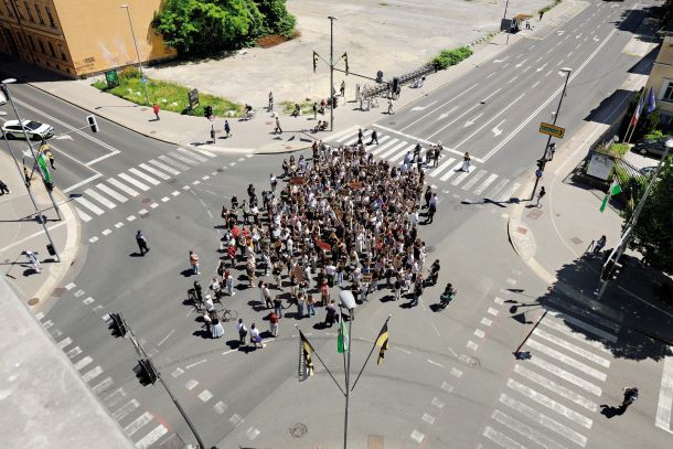 Protest ljubljanskih študentov »16 minut za Srbijo« na križišču pri Filozofski fakulteti