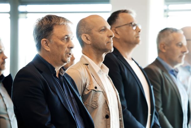 Volilni kongres Zveze svobodnih sindikatov. Trije kandidati za predsednika: Andrej Zorko (zmagovalec), David Švarc in Dušan Kaplan.