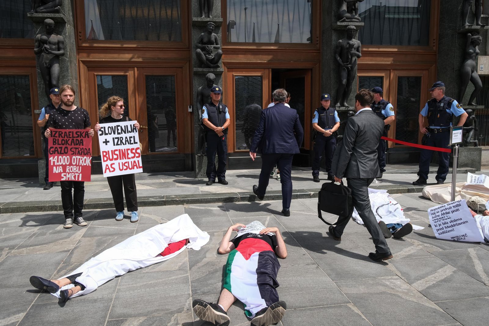 Mirovni protest pred slovenskim parlamentom