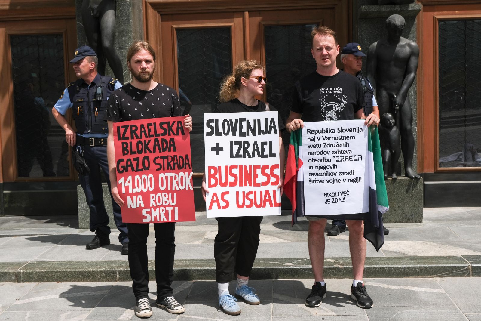 »Slovenija obsoja z besedami, a sodeluje z dejanji«