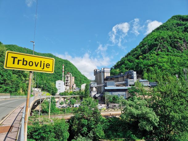 Občina kupuje cementarno