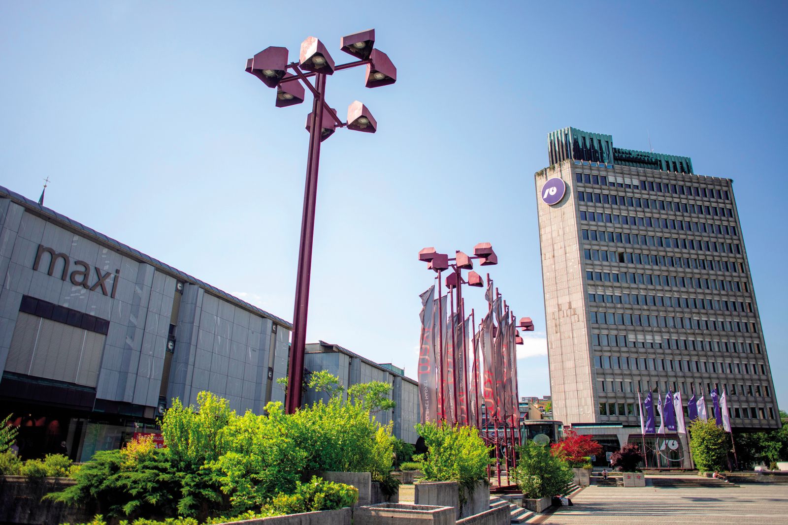 Trg republike: Maxi in NLB