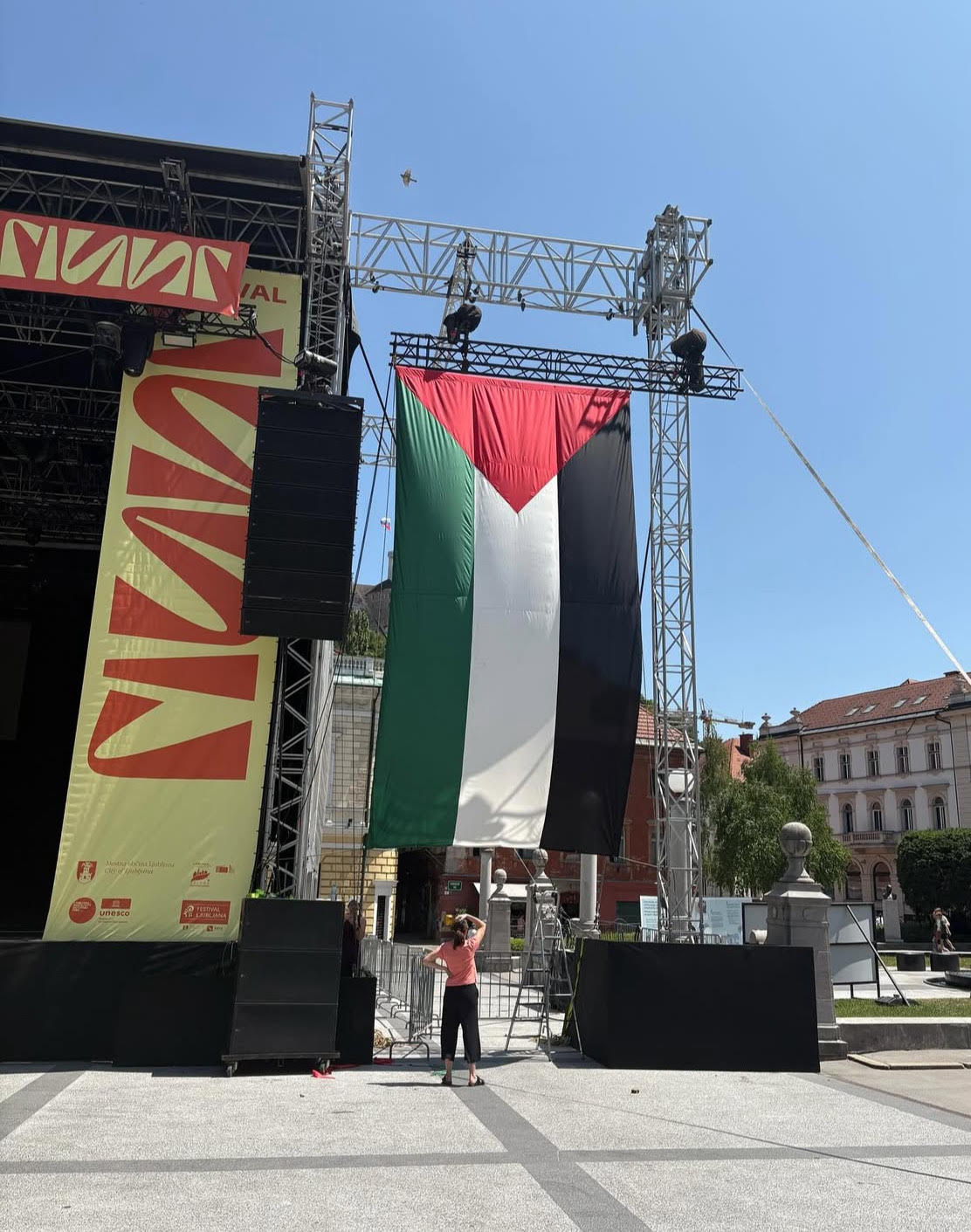 Dvig palestinske zastave ob odru na paradi ponosa na Kongresnem trgu v Ljubljani