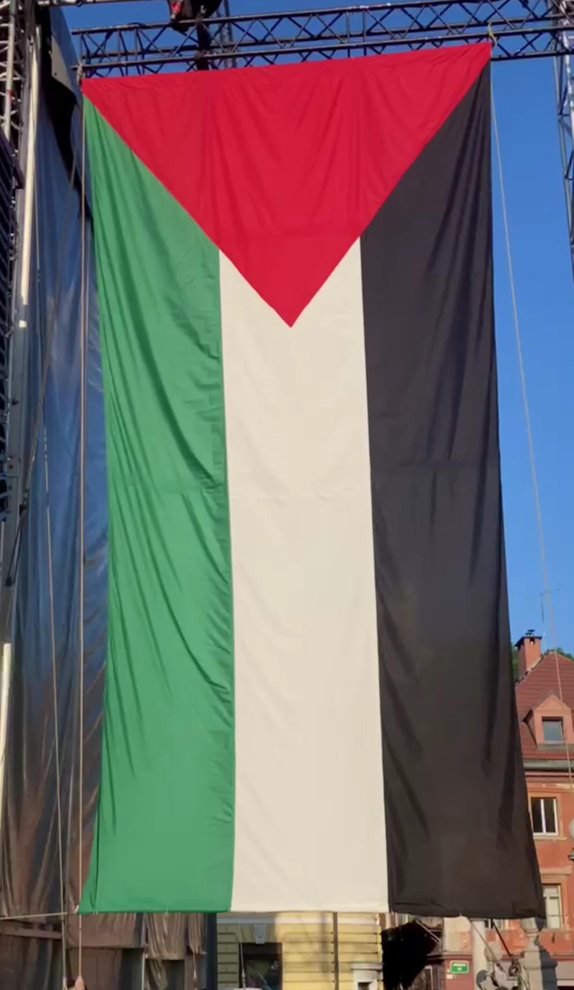 Velika palestinska zastava ob odru na Kongresnem trgu, kjer je potekala parada ponosa