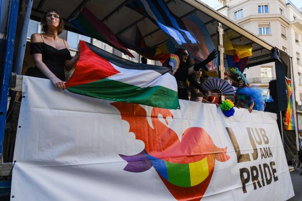 Na ljubljanski paradi je bilo opaziti tudi kar nekaj palestinskih zastav