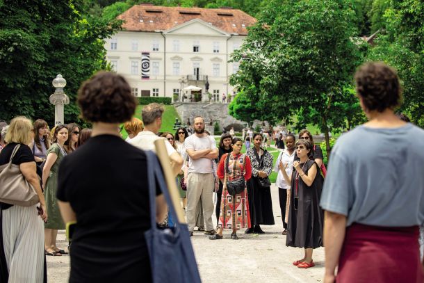 Umetniška vodja in kuratorka 36. Grafičnega bienala Chus Martínez (v črni obleki in s sončnimi očali, na desni) med obiskovalci in umetniki, ki so prisluhnili njenemu maratonskemu vodenju po razstavah na vseh prizoriščih bienala, tudi na gradu Tivoli in v parku Tivoli. 