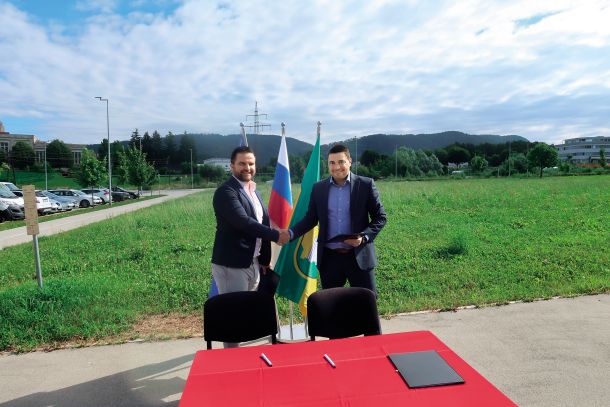 Poslovnež Tadej Von Horvath in velenjski župan Peter Dermol ob podpisu pogodbe za prodajo zemljišča leta 2022 