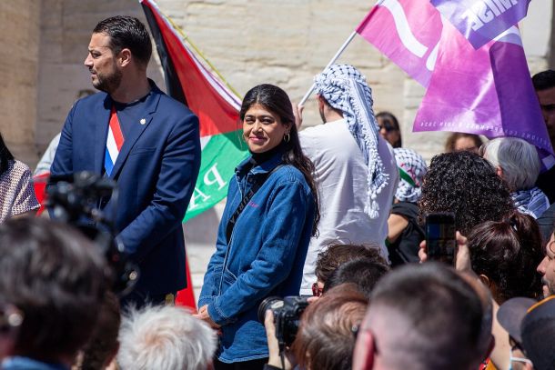 Evropska poslanka Rima Hassan na protestu v podporo Palestini lani v Franciji