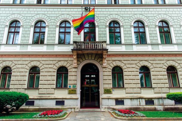Mavrična zastava na predsedniški palači v času tedna ponosa 