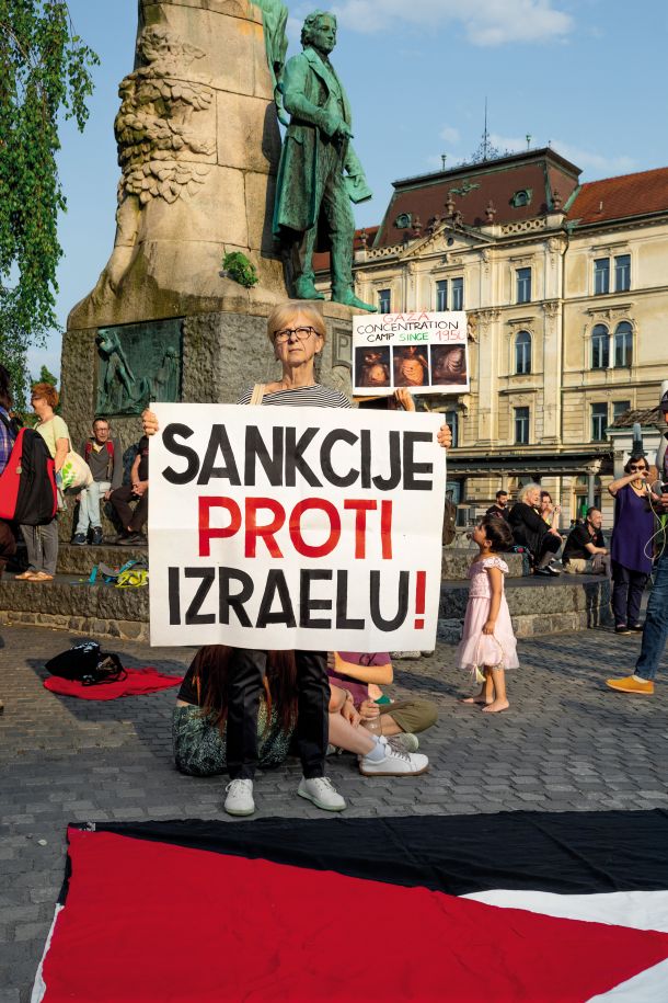 Nada Pretnar iz Gibanja za pravice Palestincev na protestu Nikoli več je zdaj v Ljubljani 5. junija 