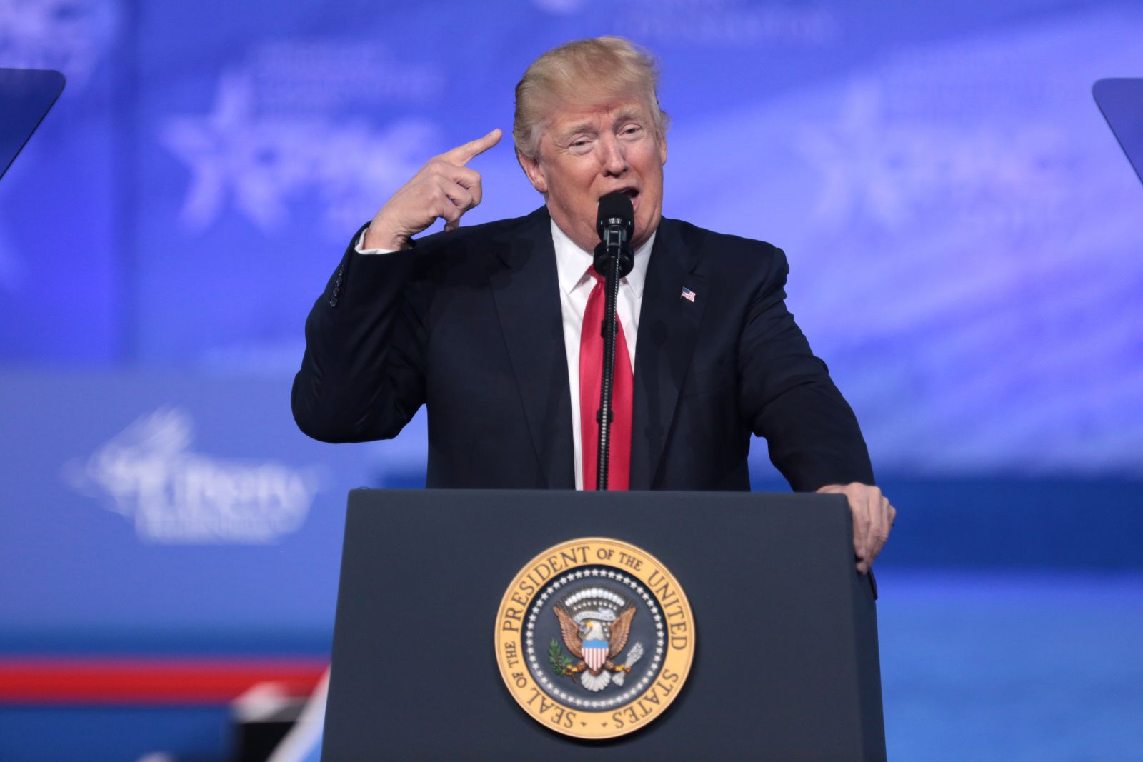 Trump naj bi odobril načrte za napad na Iran