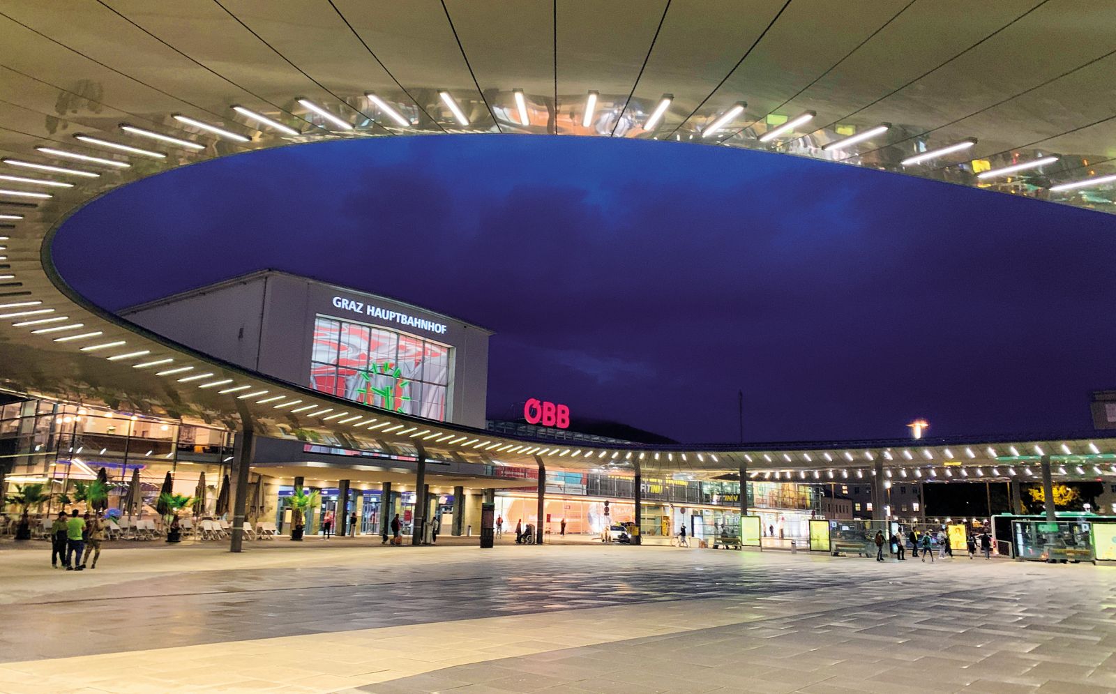 Enega od najbolj zglednih primerov avtobusne postaje, ki je učinkovito vpeta v prometno vozlišče mesta, a ni v neposredni bližini železniške postaje, najdemo v Gradcu.