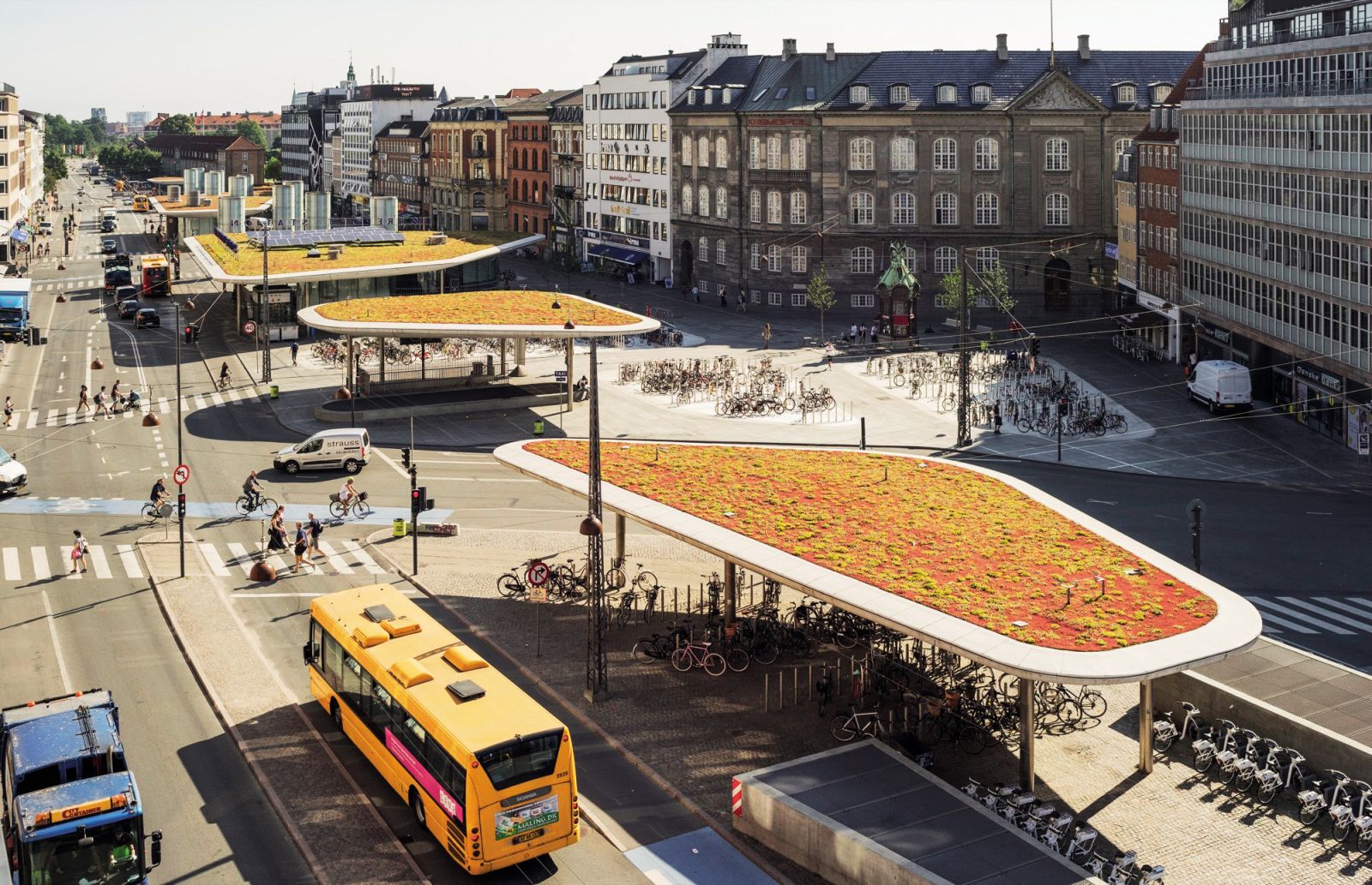 Gladek potek poti na københavnski postaji Nørreport so arhitekti rešili s prebrisano strategijo: v snegu so se narisale organske poti, ki so jasno kazale, kje so potrebni prehodi.