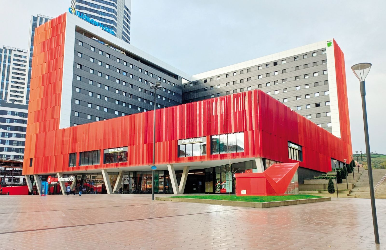 Bilbao Intermodal v Španiji spominja na letališče, ki je nadgrajeno s hotelom, študentskim domom, kavarnami in fitnesom.