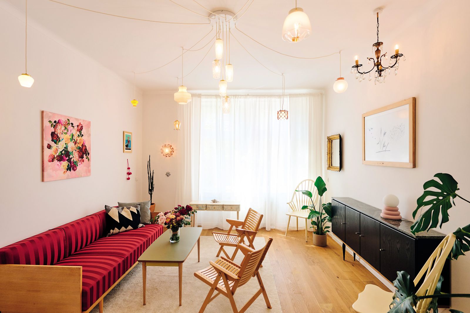 Nina Savič v okviru projekta Jugošik iz odpadnih ali podarjenih kosov jugoslovanskega oblikovanja ustvarja svetila in pohištvo z nostalgičnosodobnim pridihom, posveča pa se tudi opremi prostorov. 