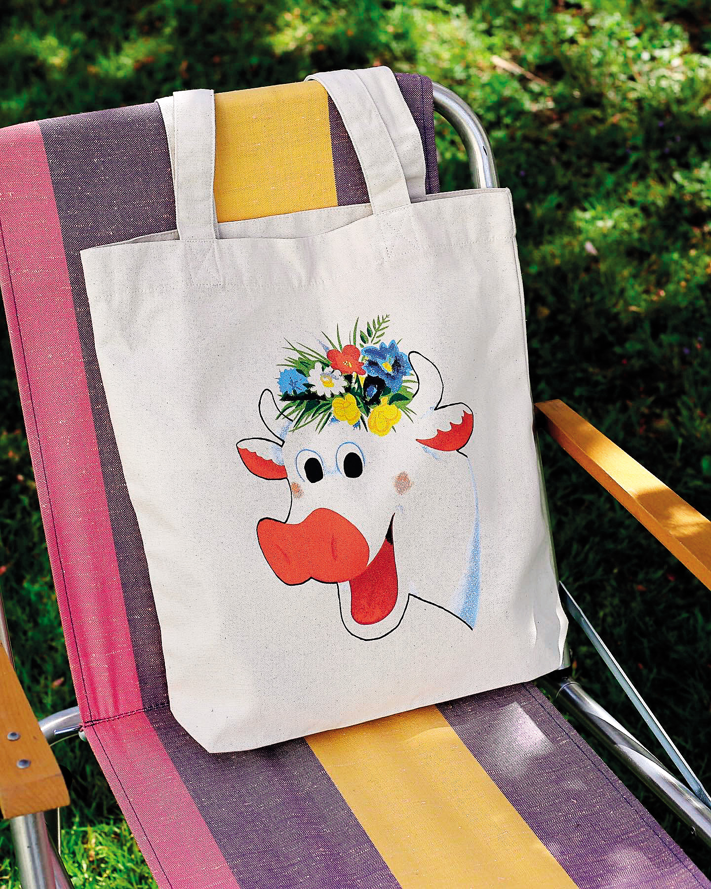 Znamka Made in Yugoslavia nam – tudi na Instagramu, kjer ima prek 76 tisoč sledilcev – približuje vrhunce jugoslovanskega oblikovanja. Nekatere prepoznavne podobe so natisnili tudi na majice in platnene vrečke, denimo Vučka, maskoto olimpijskih iger v Sarajevu, in kravico s sladkega namaza Kinderlada.