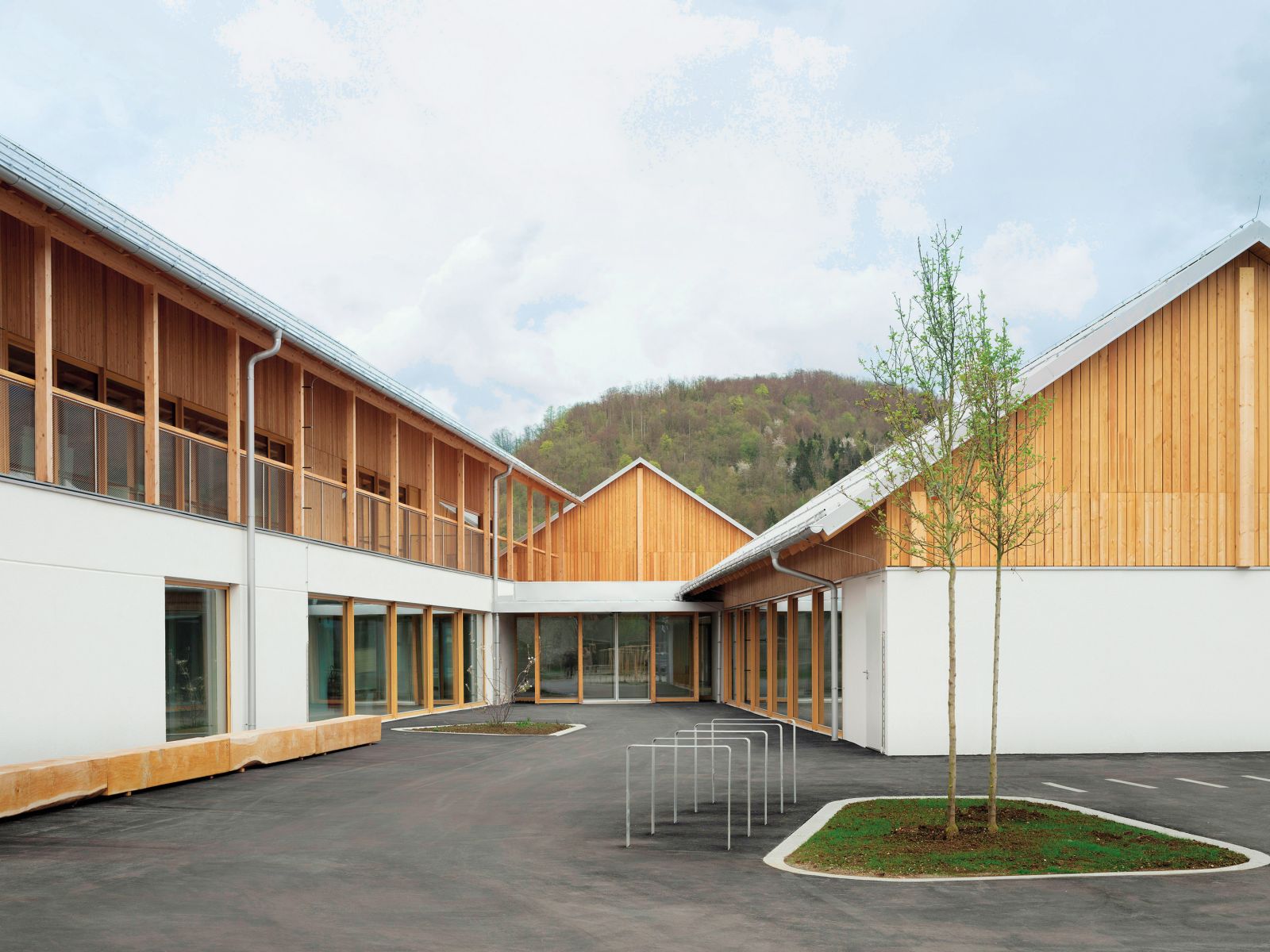 Vrtec Bohinj od daleč spominja na bohinjsko domačijo. 