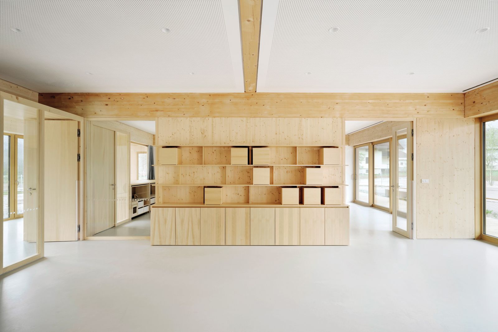 Kljub navezavi na tradicijo je vrtec zelo sodoben in odprt, tudi navzven, v naravo.