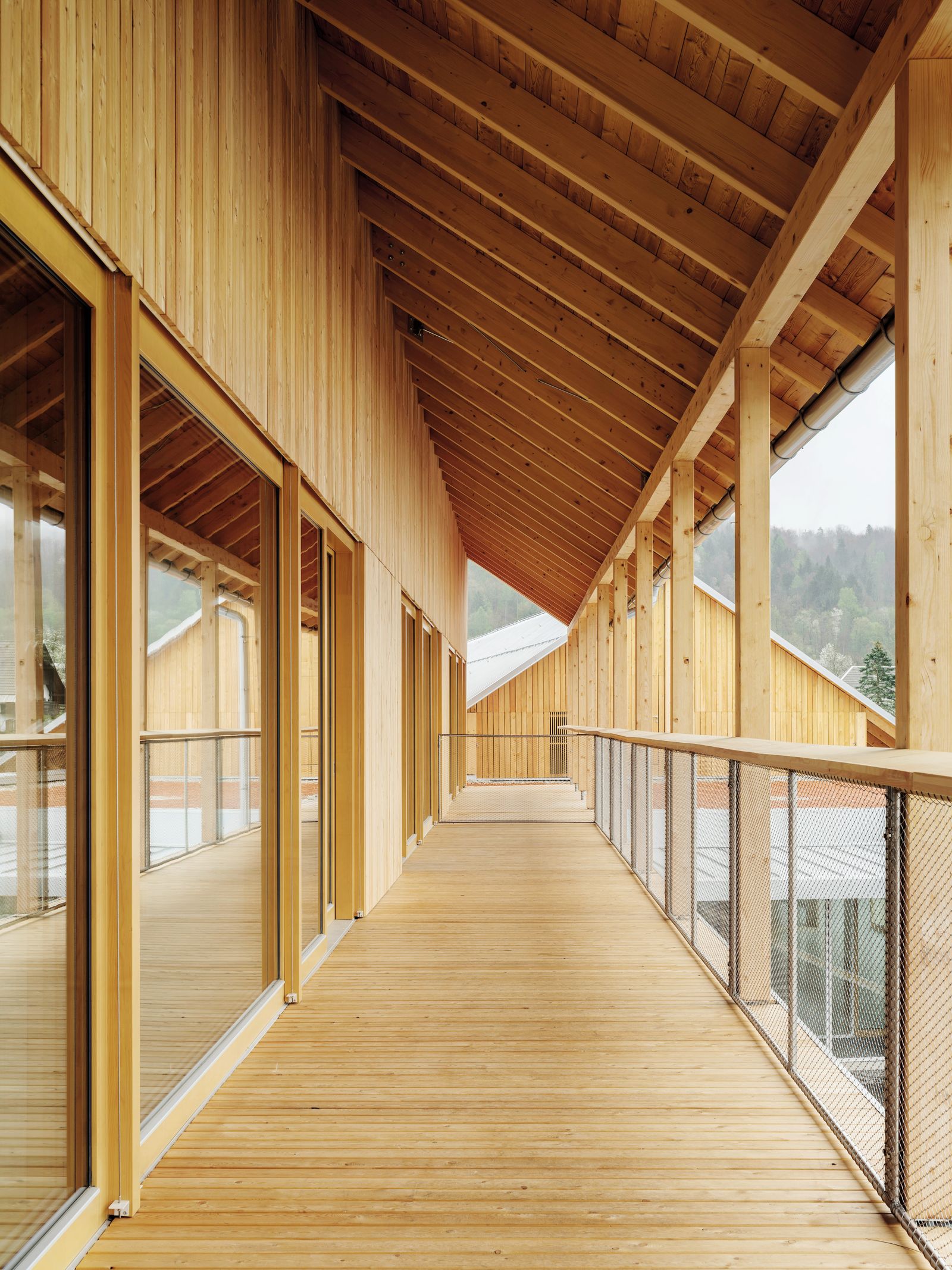 Vrtec ima sivo streho, značilno za Bohinj, pa tudi leseni gank in napušč.