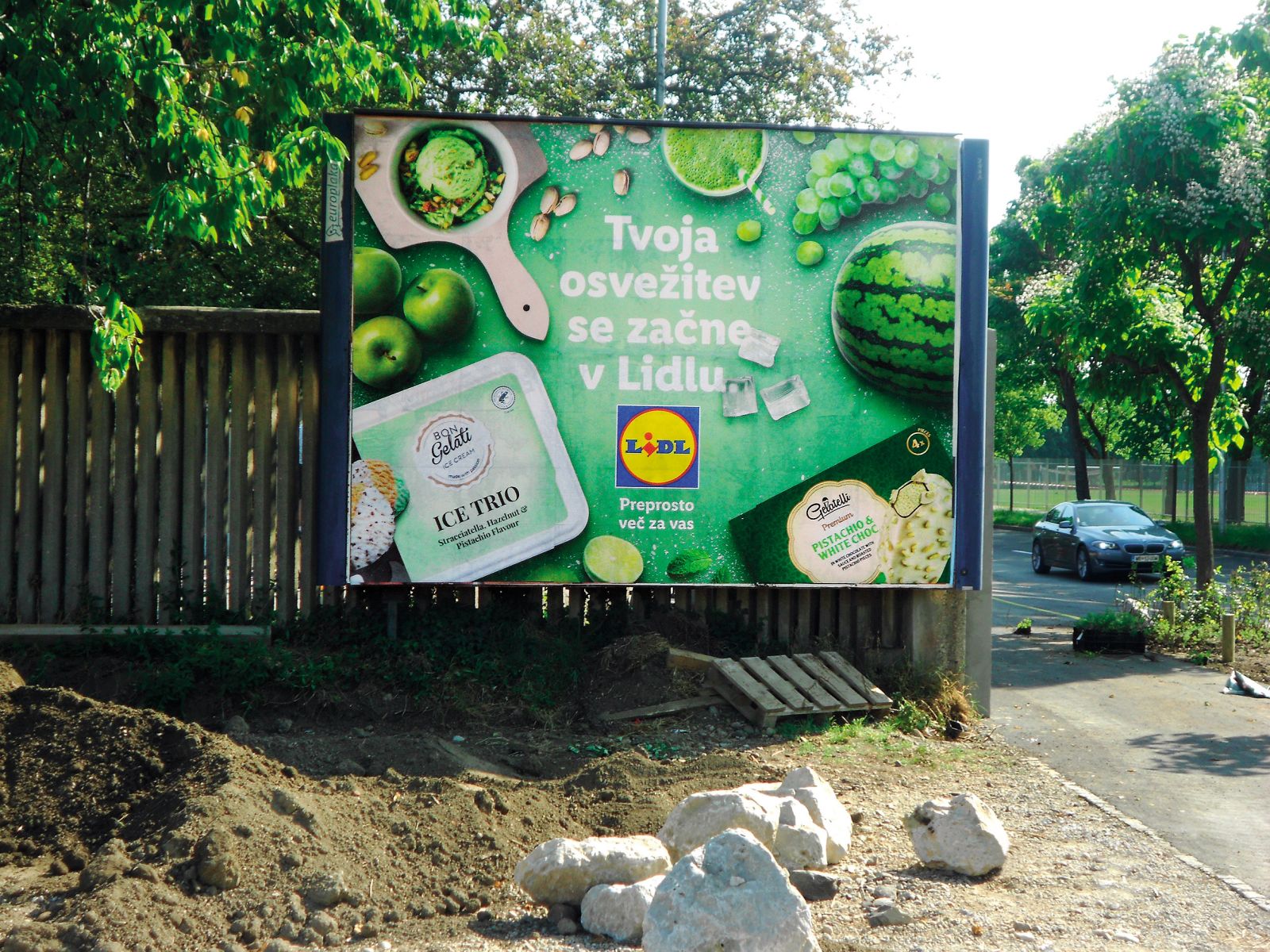 Politično ustrezen plakat (slikano v petek, 13. junija)