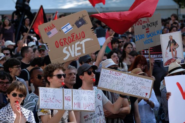 Protestniki in protestnice na miroljubnem shodu v Ljubljani